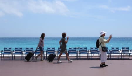 touristes nice chaises bleues