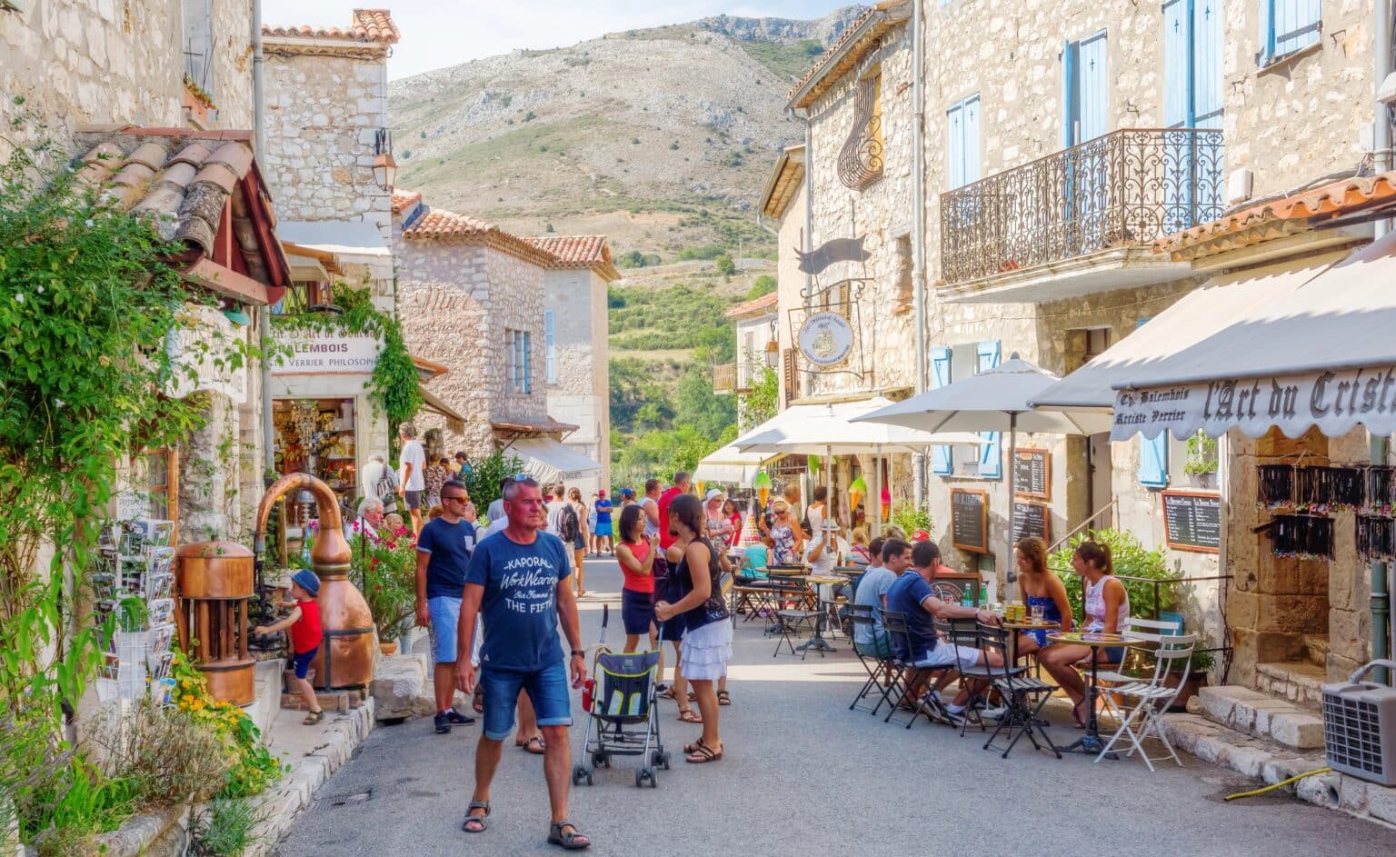 Balades des ponts de mai 2026 : on vous emmène dans les villages les plus spectaculaires des environs de Nice rue animée du village de Gourdon