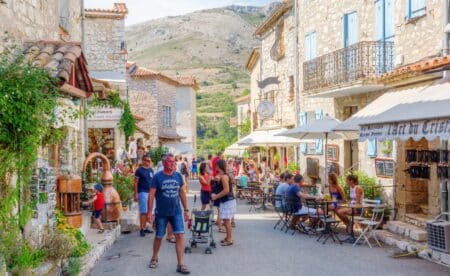 rue animée du village de Gourdon