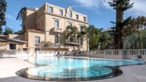 belle vue generale et colorée de la Villa Genesis à Menton
