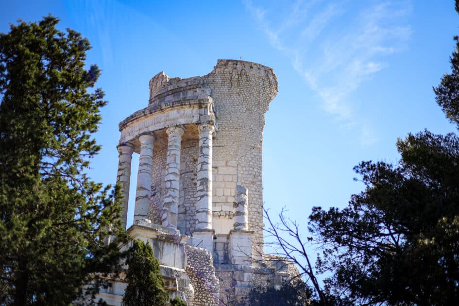belle vue générale du trophée d'auguste avec un ciel bleu