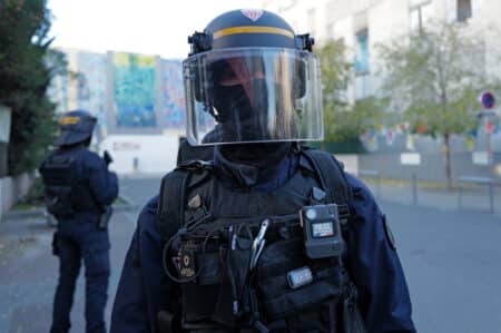 portrait photo d'un policier CRS mobilisé dans la cité des Moulins à Nice