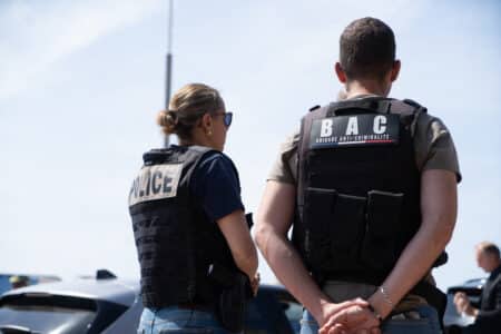 policiers nationaux et agent de la BAC en intervention sur la Côte d'Azur