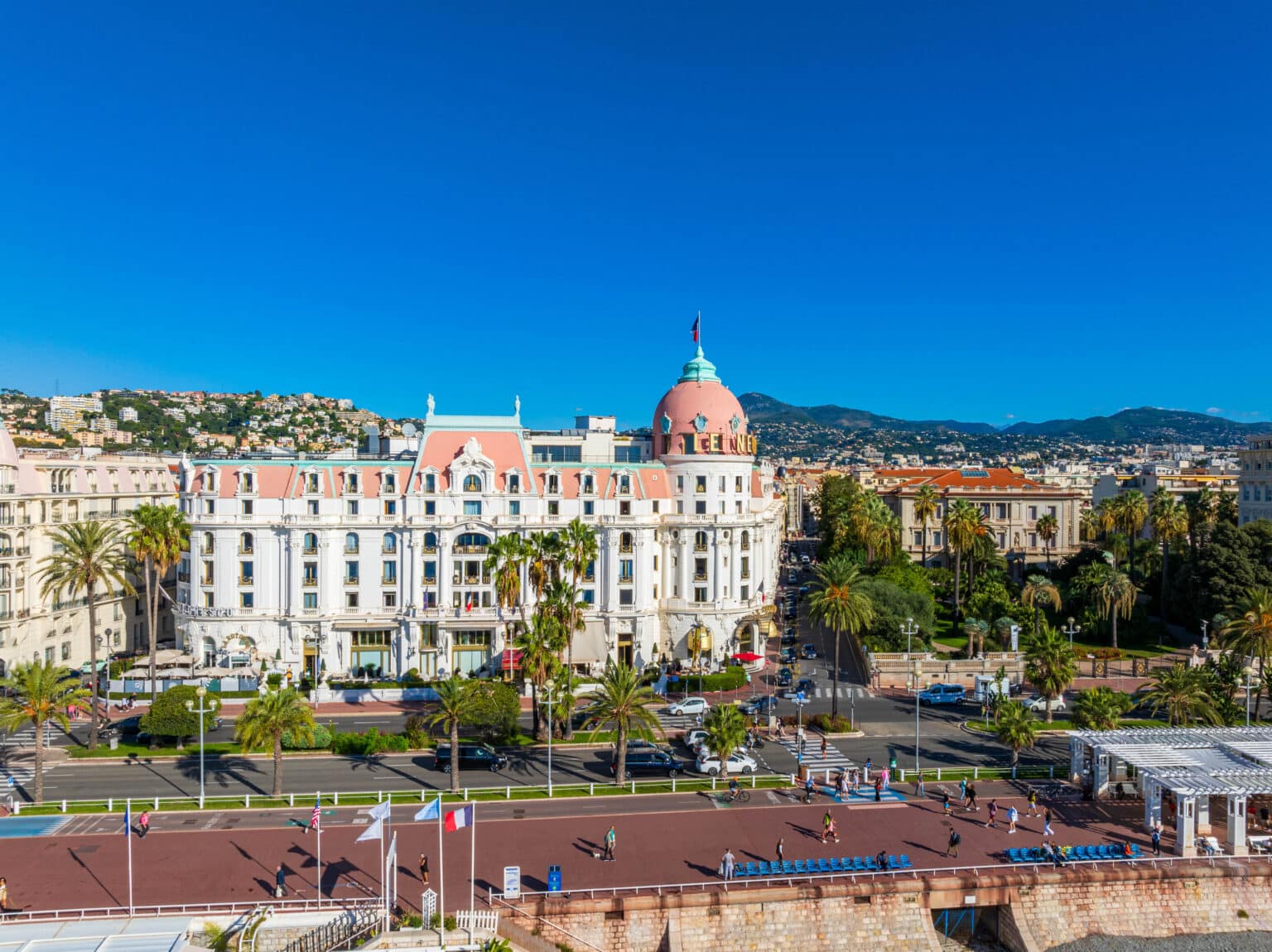 vue aérienne du Negresco au soleil à Nice