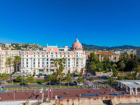 vue aérienne du Negresco au soleil à Nice