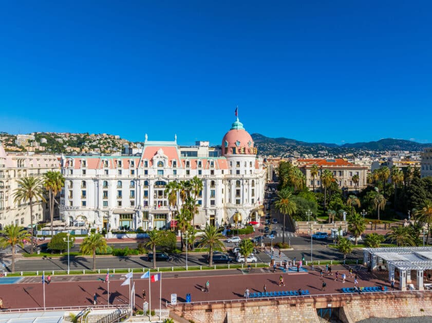vue aérienne du Negresco au soleil à Nice