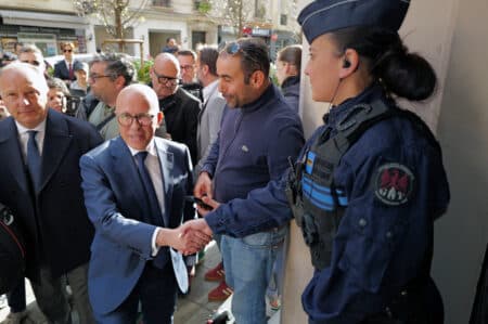 Éric Ciotti maire de Nice avec une policière municipale