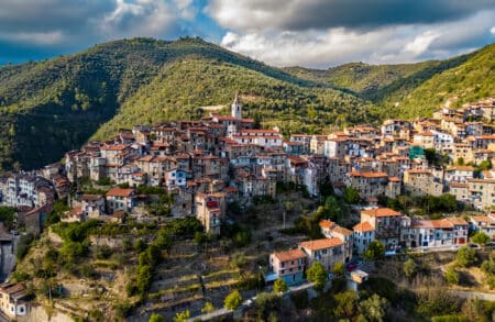 vue aérienne du village d'Apricale