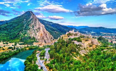 Belle vue aérienne et très colorée de Sisteron
