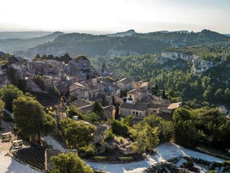 Belle vue générale et ensoleillée des Baux de Provence