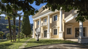 Rivière privée, palais vénitien et piscines suspendues : voyage au cœur des propriétés les plus démesurées de Menton À Menton, cette propriété palladienne unique s'étend au cœur d'un parc paysager