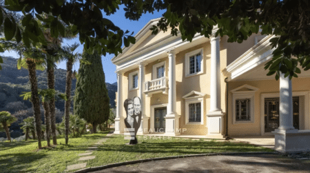 À Menton, cette propriété palladienne unique s'étend au cœur d'un parc paysager
