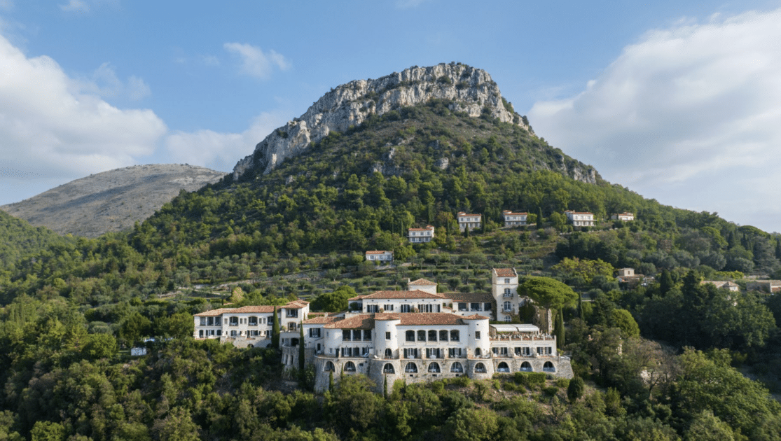 L'excellence azuréenne au sommet : ces palaces d'Antibes, Vence et du Cap-Ferrat qui font rayonner le luxe hôtelier français 1 vue générale Château de Saint-Martin (Vence)