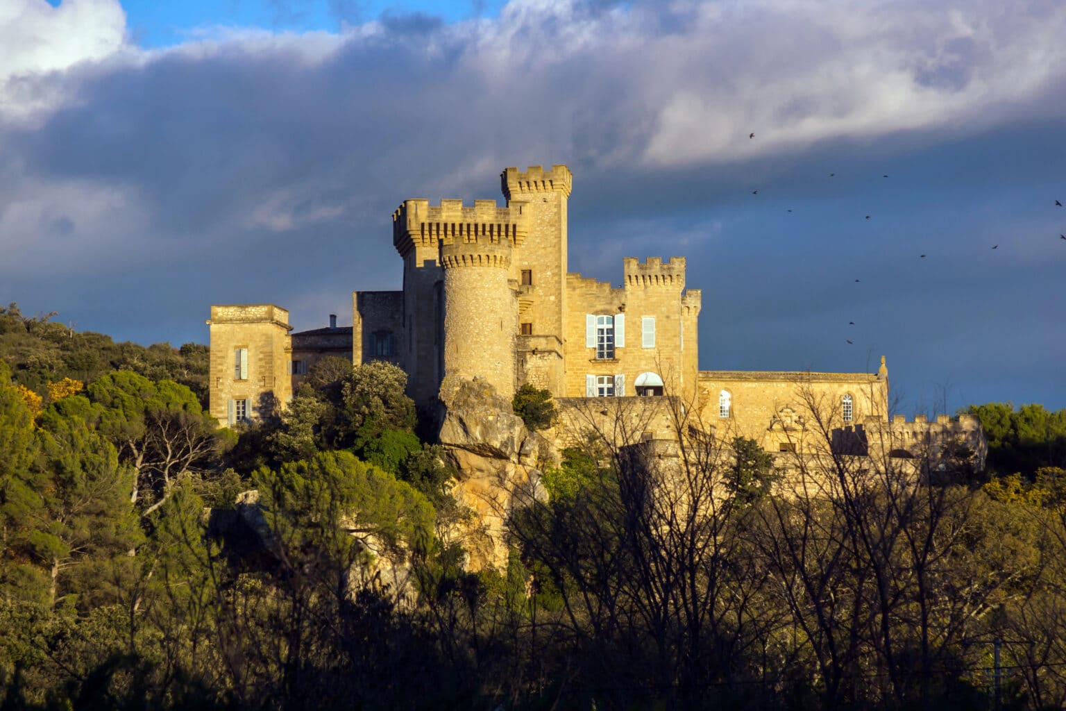 Château de La Barben Provence vue générale au coucher de soleil