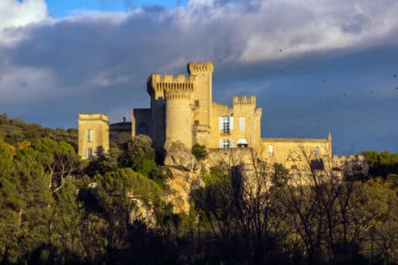 Château de La Barben Provence vue générale au coucher de soleil