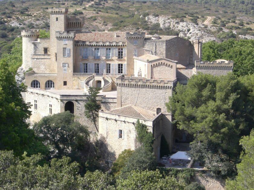 Région PACA : des travaux sans autorisation au Château de La Barben menacent l'avenir de ce grand parc d'attractions de Provence 1 Château de la Barben (Bouches-du-Rhône, Provence-Alpes-Côte d’Azur, France), vu depuis le parc zoologique