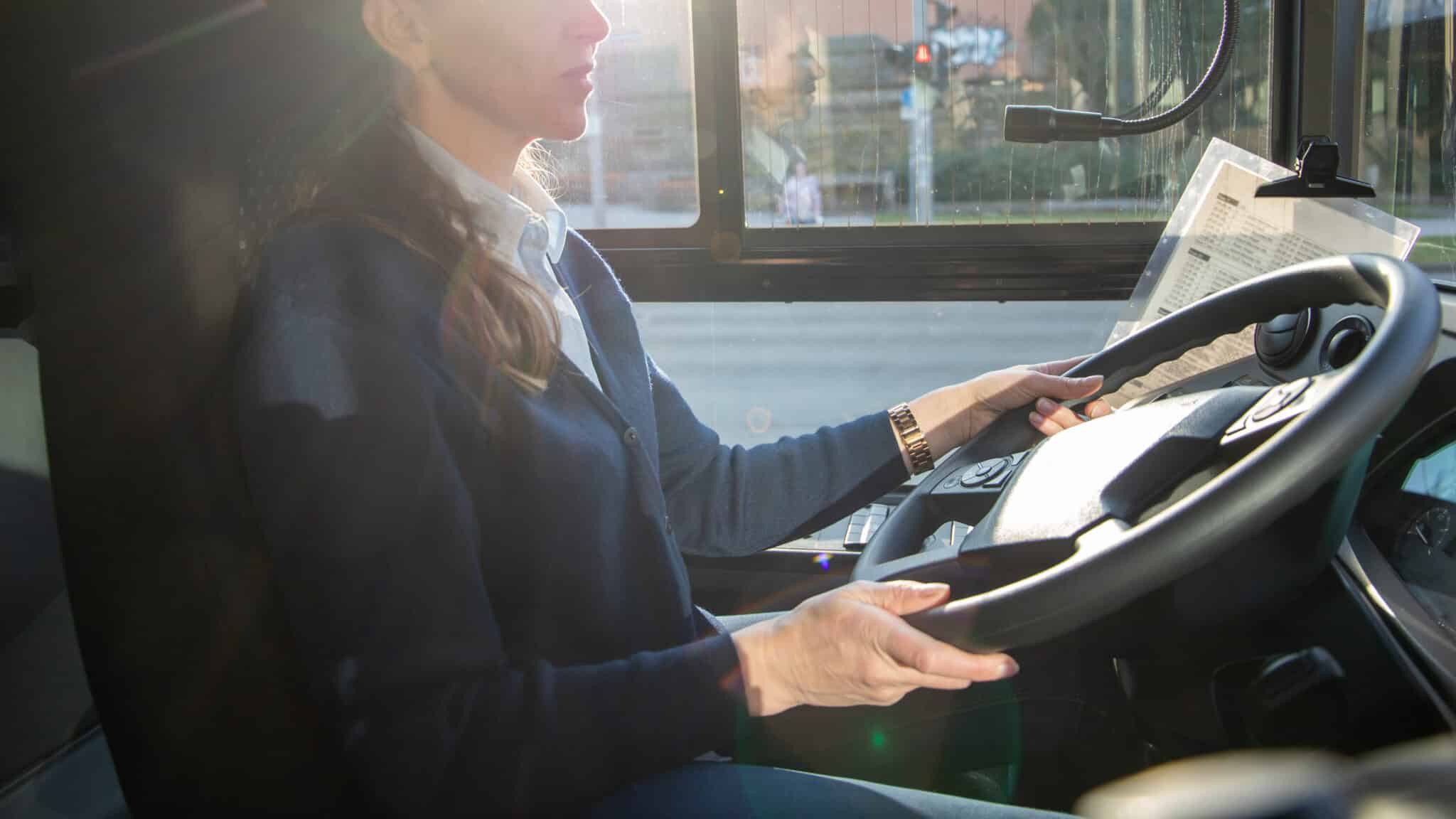 Nice. Harcèlement sexuel, atteinte à la laïcité, sécurité dans les transports... Le plan de Lignes d'Azur, "entre prévention et tolérance zéro" 2 femme chauffeur de bus au volant