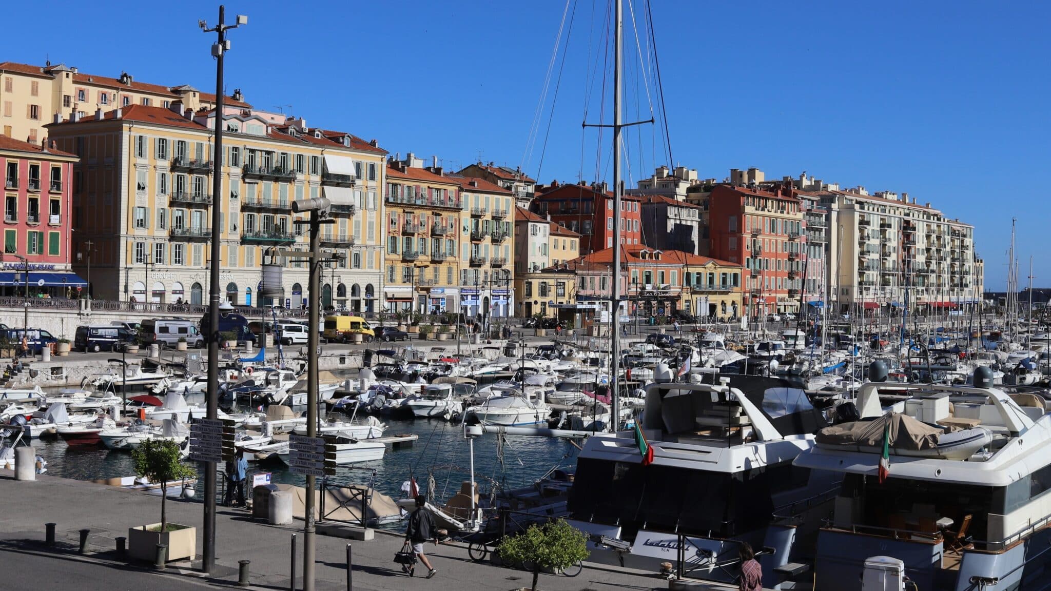 Construction d'un nouveau port à Nice-Ouest : les riverains livrent leurs avis sans filtre sur cet immense projet relancé par Éric Ciotti 2 belle vue générale et ensoleillée du port de nice