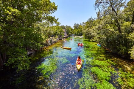 belle vue generale de fontaine de vaucluse avec des kayaks