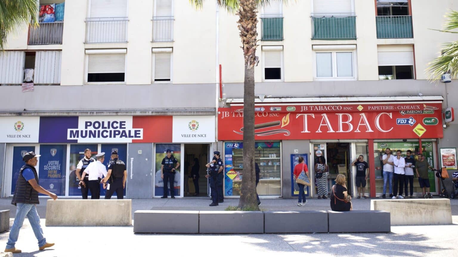 Le poste de police installé récemment (mai 2026) sur la place des Amaryllis aux Moulins