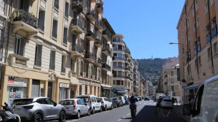 belle vue générale d'une rue de nice riquier