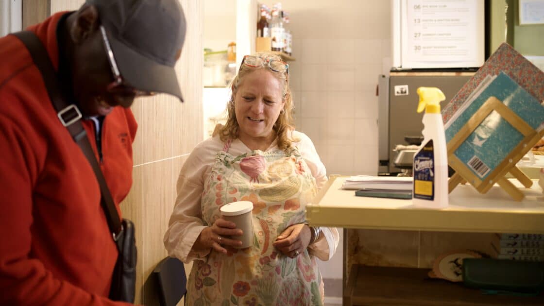 Nice. Des œufs brouillés et (beaucoup) de bouquins, le succès inattendu de ce commerce insolite du quartier Riquier ! 3 Andrea, gérante de la librairie Read The Room