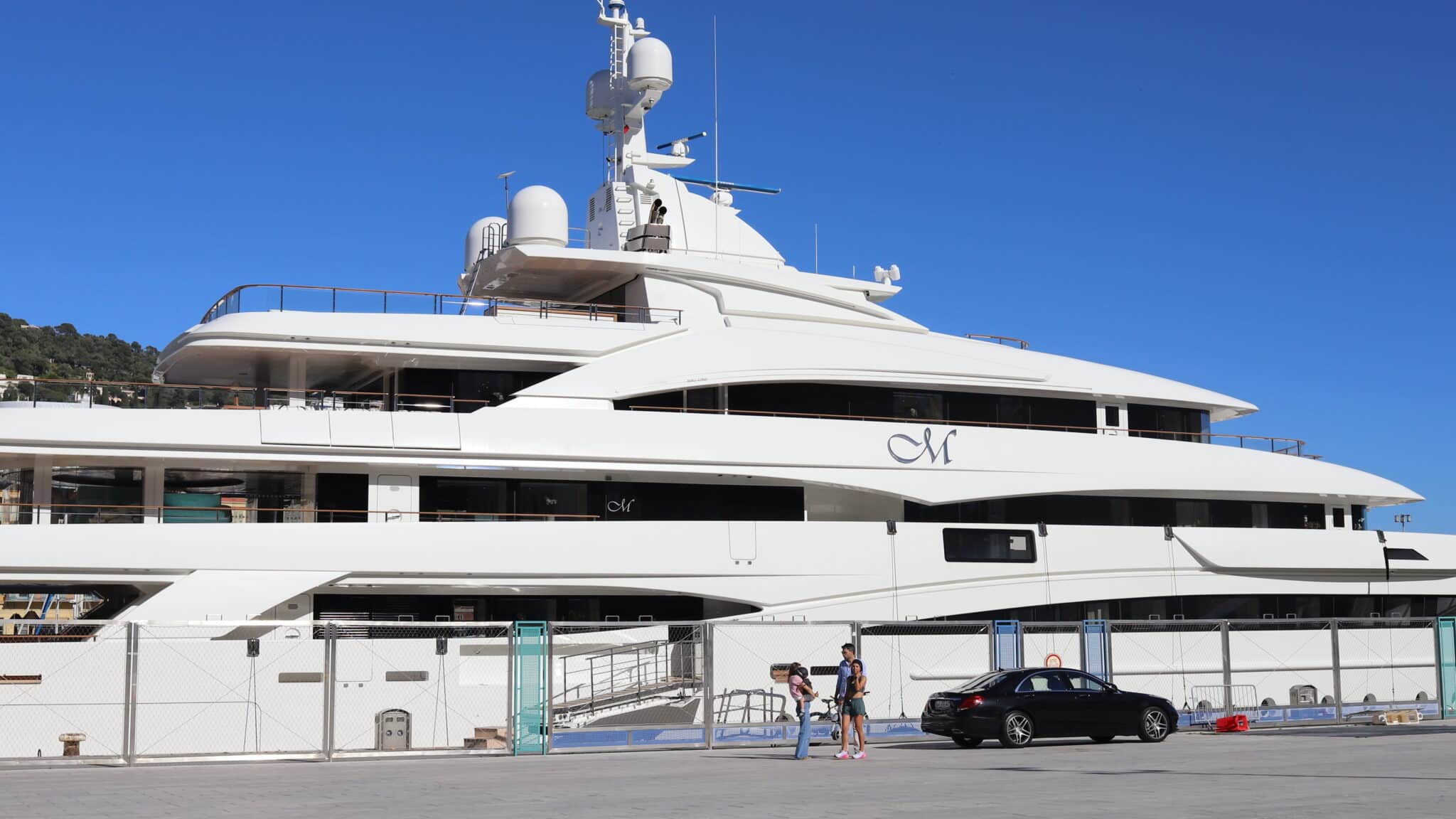 Construction d'un nouveau port à Nice-Ouest : les riverains livrent leurs avis sans filtre sur cet immense projet relancé par Éric Ciotti 3 un yacht le long des quais du port de nice