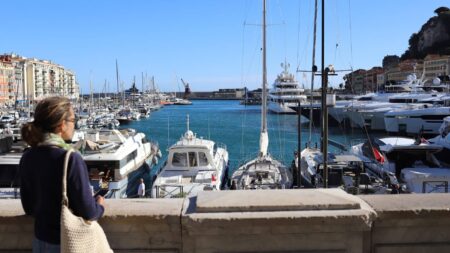 Niçois contemplant le bassin du Port Lympia
