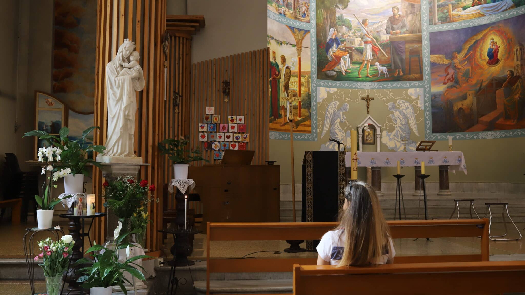 Terrain de sport sur les toits, clocher ultra-moderne... Saint-Joseph, une église vraiment pas banale à Nice-Riquier ! 2 décors intérieurs Église Saint-Joseph Nice Riquier
