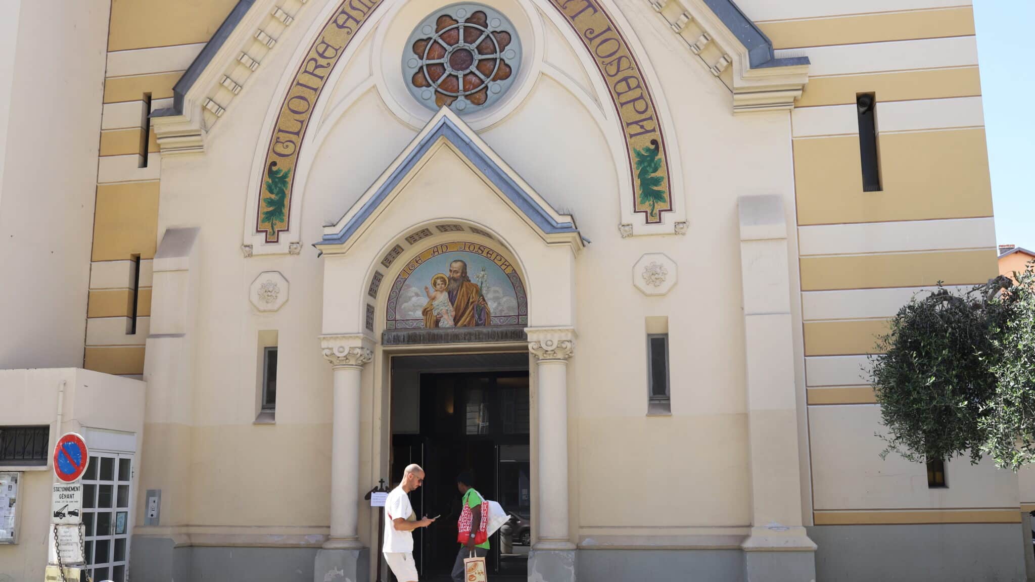Terrain de sport sur les toits, clocher ultra-moderne... Saint-Joseph, une église vraiment pas banale à Nice-Riquier ! 4 Église Saint-Joseph Nice Riquier
