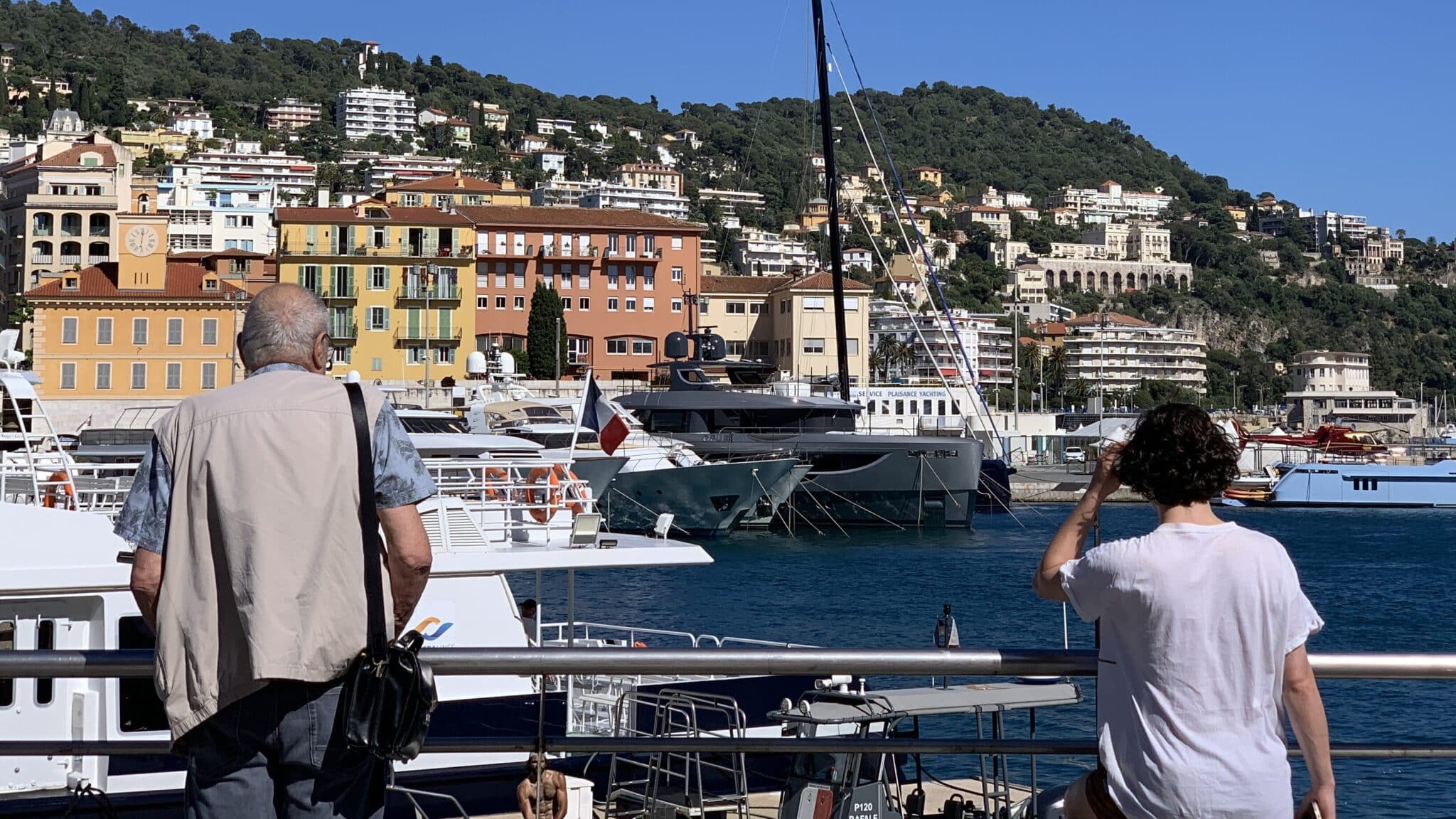 Construction d'un nouveau port à Nice-Ouest : les riverains livrent leurs avis sans filtre sur cet immense projet relancé par Éric Ciotti 4 deux niçois devant le port de nice