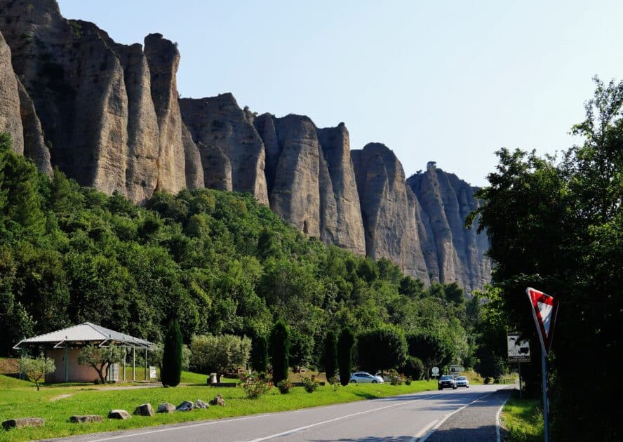 vue generale des roches des Mees au bord de la route