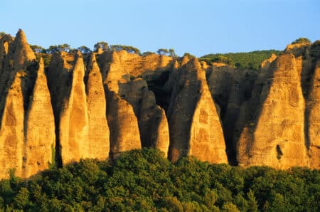 vue générale des PENITENTS DES MEES dans les alpes