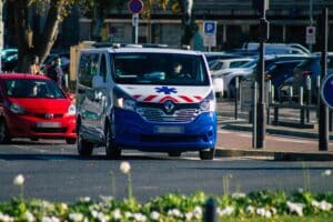 vue d'une ambulance près d'un hôpital en France