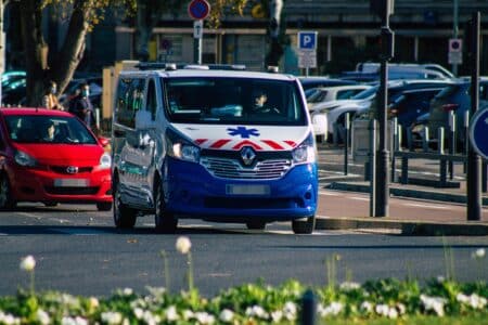 vue d'une ambulance près d'un hôpital en France