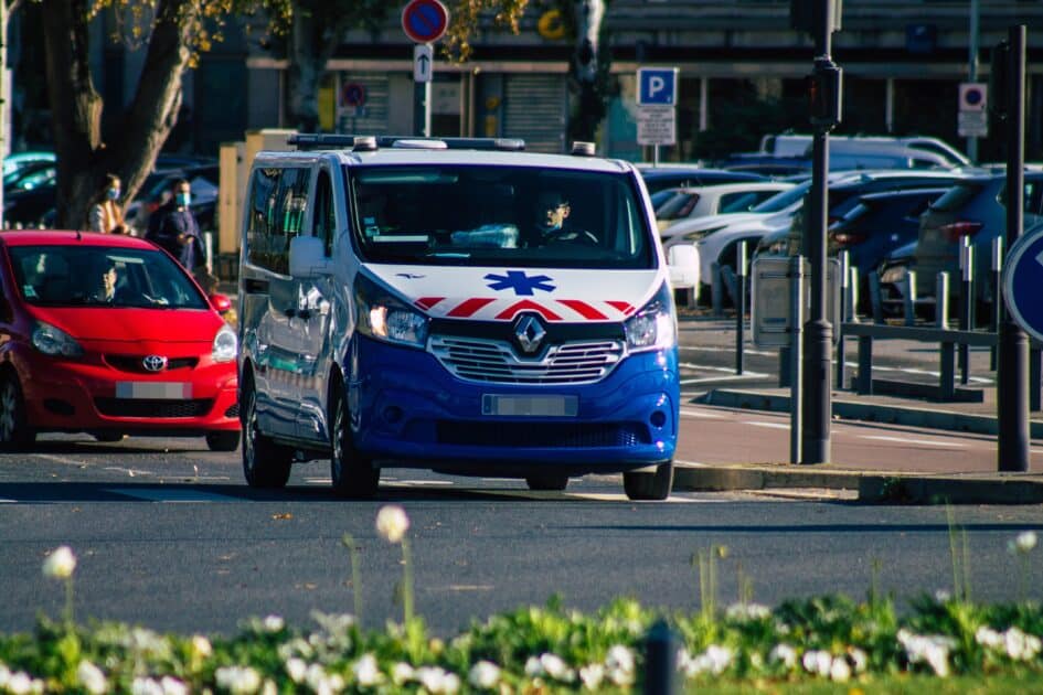 vue d'une ambulance près d'un hôpital en France