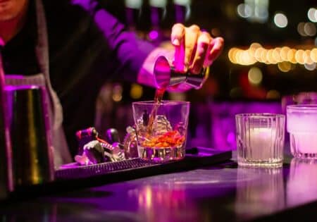 bar français cockails au comptoir