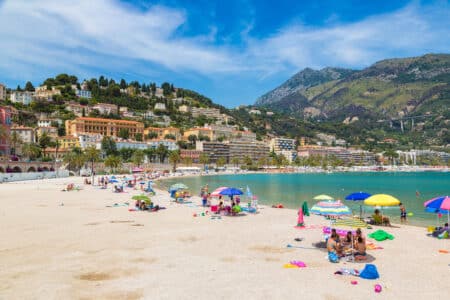 beau-paysage-des-plages-de-la-ville-de-menton-en-ete