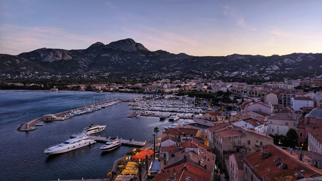 Balades pour vos week-ends de 2026 : de Nice à Menton, ces ports azuréens s'imposent parmi les plus beaux de toute la France 2 belle vue aerienne d'une soirée au port de calvi