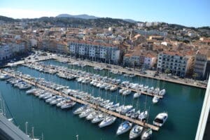 belle vue aérienne et colorée du port de la Seyne sur Mer