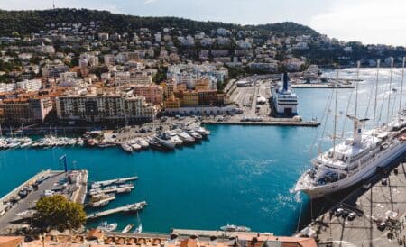 belle vue aérienne et ensoleillée du port de nice avec ses bateaux