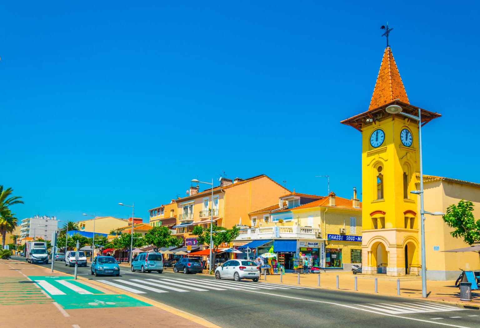 Immobilier. Budget serré à Cagnes-sur-Mer : ces rues où le mètre carré est le plus doux belle vue colorée d'une rue de Cagnes-sur-Mer