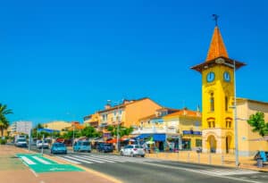 belle vue colorée d'une rue de Cagnes-sur-Mer