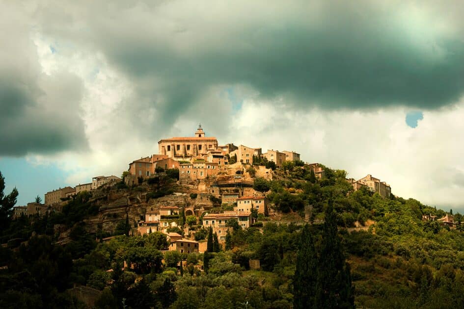 belle vue coloree et generale de gordes
