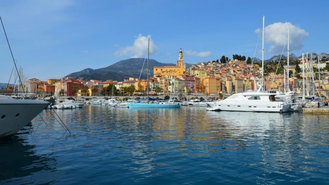 belle vue colorée et générale du littoral de menton