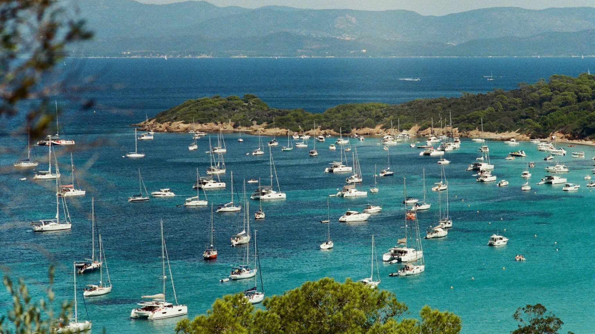 belle vue de bateau sur le littoral de hyeres dans le var