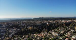 belle vue générale de la commune de vence dans les alpes maritimes
