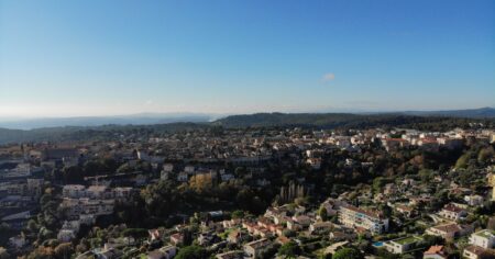 belle vue générale de la commune de vence dans les alpes maritimes