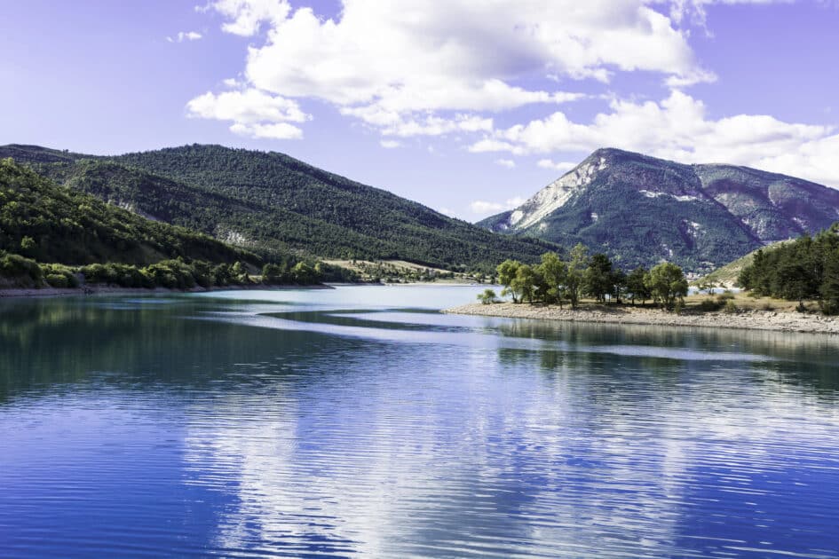 belle vue générale des reflets dans le Lac de Castillon