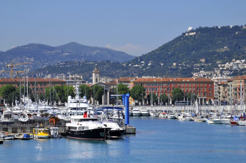 belle vue générale du port lympia à Nice avec ses bateaux